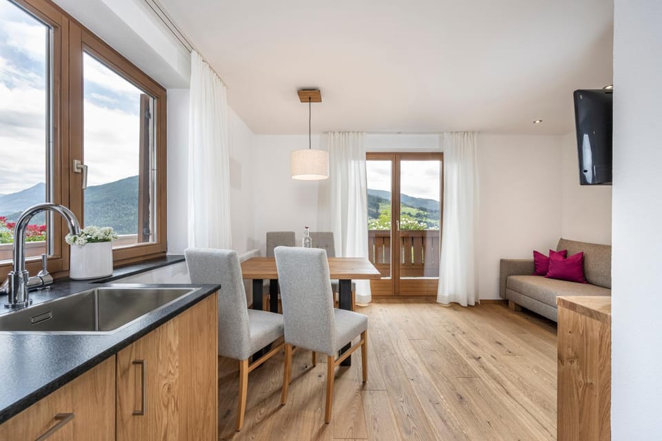 Natural landscape, TV and multimedia, Kitchen or kitchenette, Living room, Seating area, Dining area, Mountain view