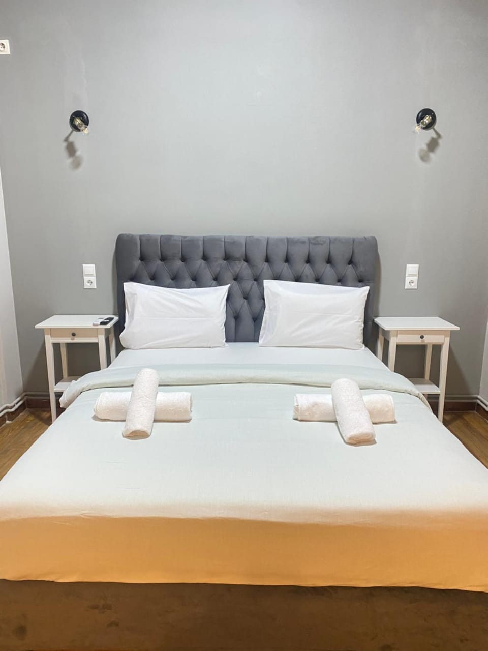 Bed, Photo of the whole room, Bedroom, towels