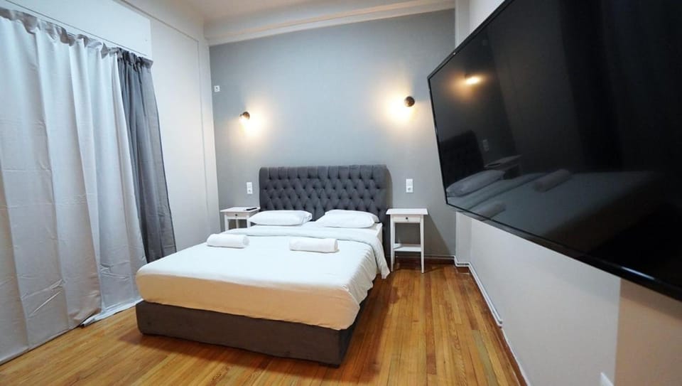 Bed, TV and multimedia, Photo of the whole room, Bedroom, towels