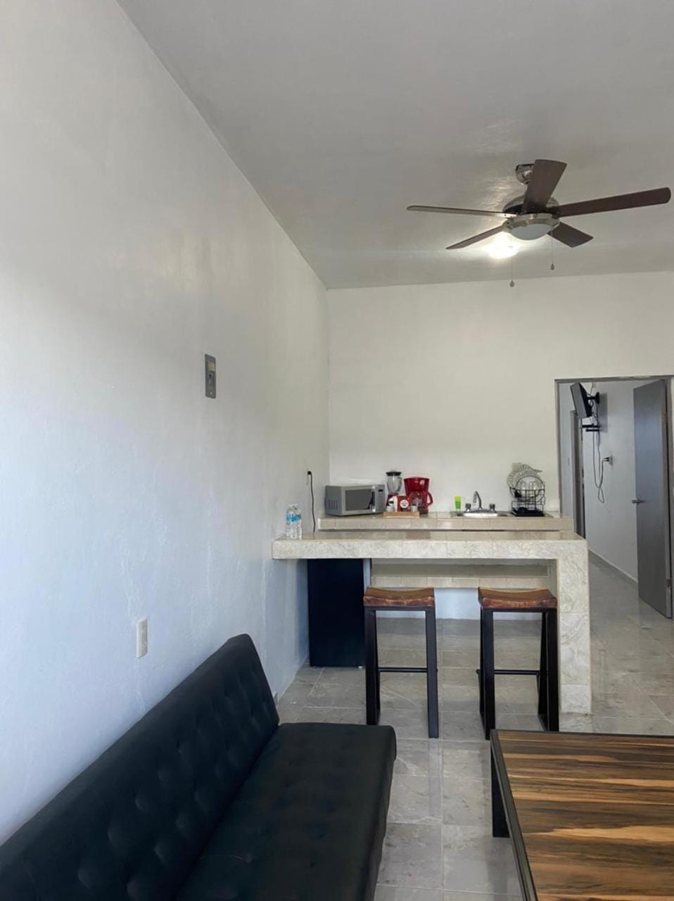 Coffee/tea facilities, Kitchen or kitchenette, Living room, Seating area, Dining area