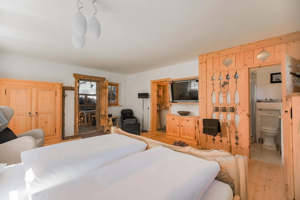 Bed, TV and multimedia, Photo of the whole room, Seating area, Bedroom, wardrobe