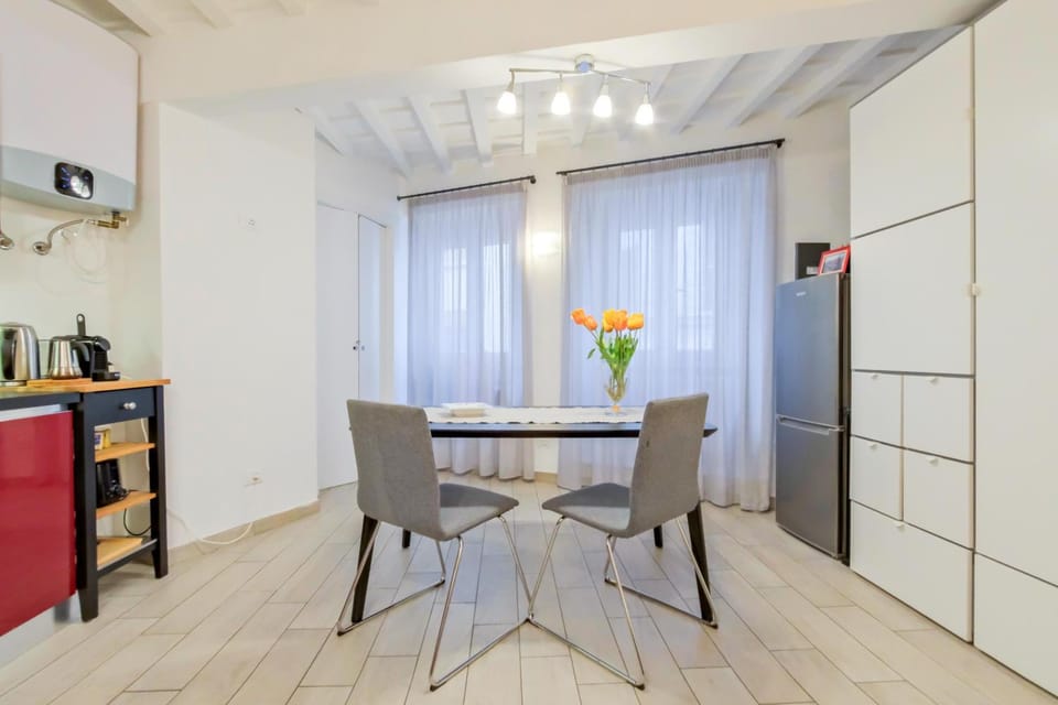 Kitchen or kitchenette, Dining area, oven, stove