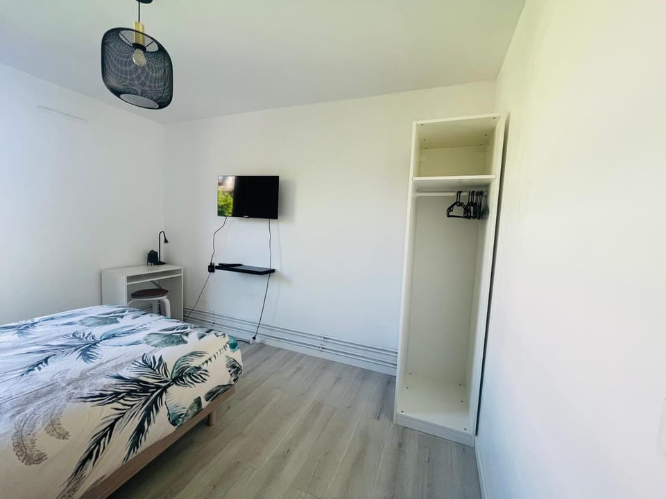 Bed, TV and multimedia, Photo of the whole room, Bedroom