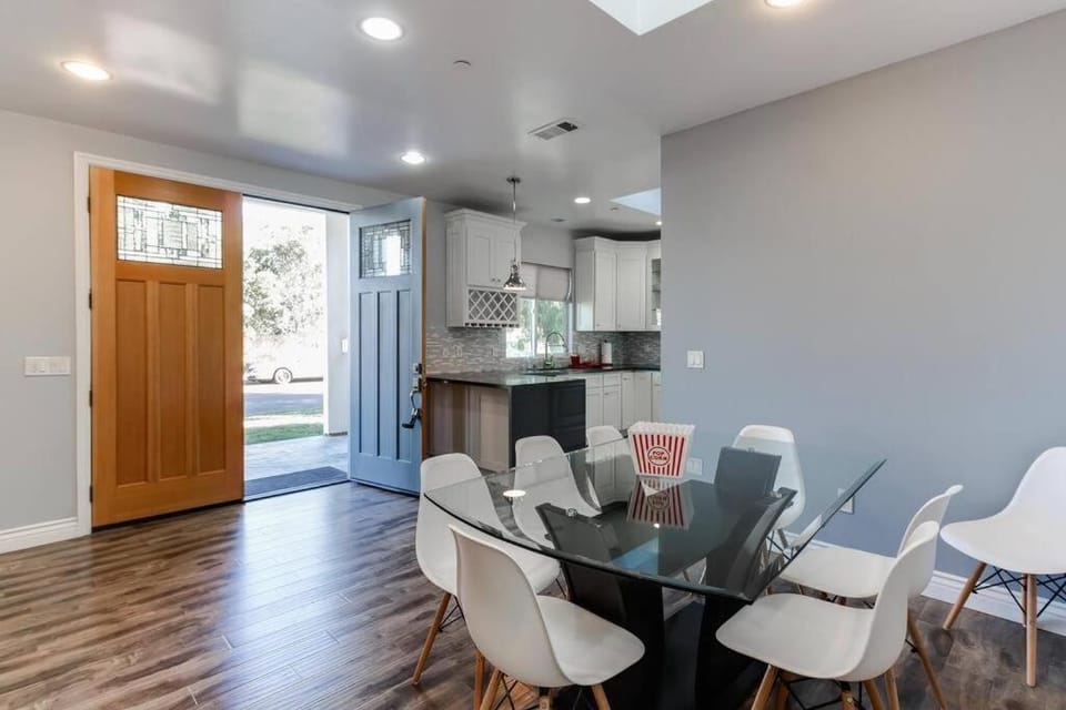 Stylish Modern Lake Balboa Retreat 3 Bedroom House House in Lake Balboa