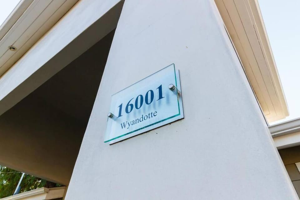 Stylish Modern Lake Balboa Retreat 3 Bedroom House House in Lake Balboa