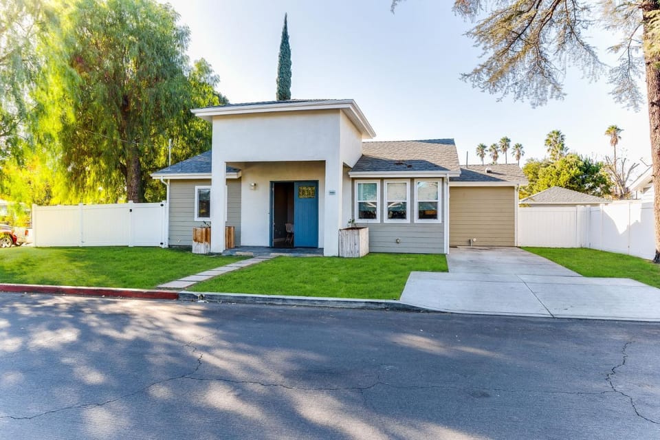 Stylish Modern Lake Balboa Retreat 3 Bedroom House House in Lake Balboa