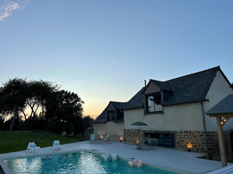 Pool view, Swimming pool, sunbed