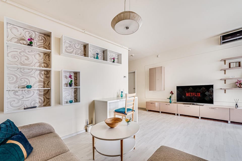 TV and multimedia, Living room, Seating area, air conditioner