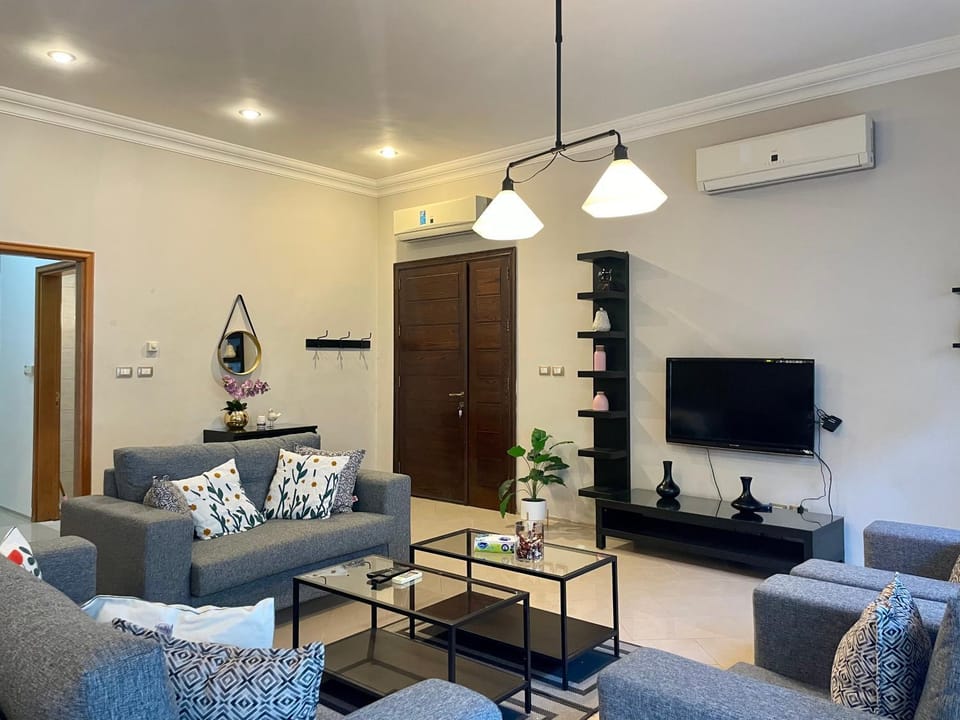Communal lounge/ TV room, TV and multimedia, Living room, Seating area, air conditioner