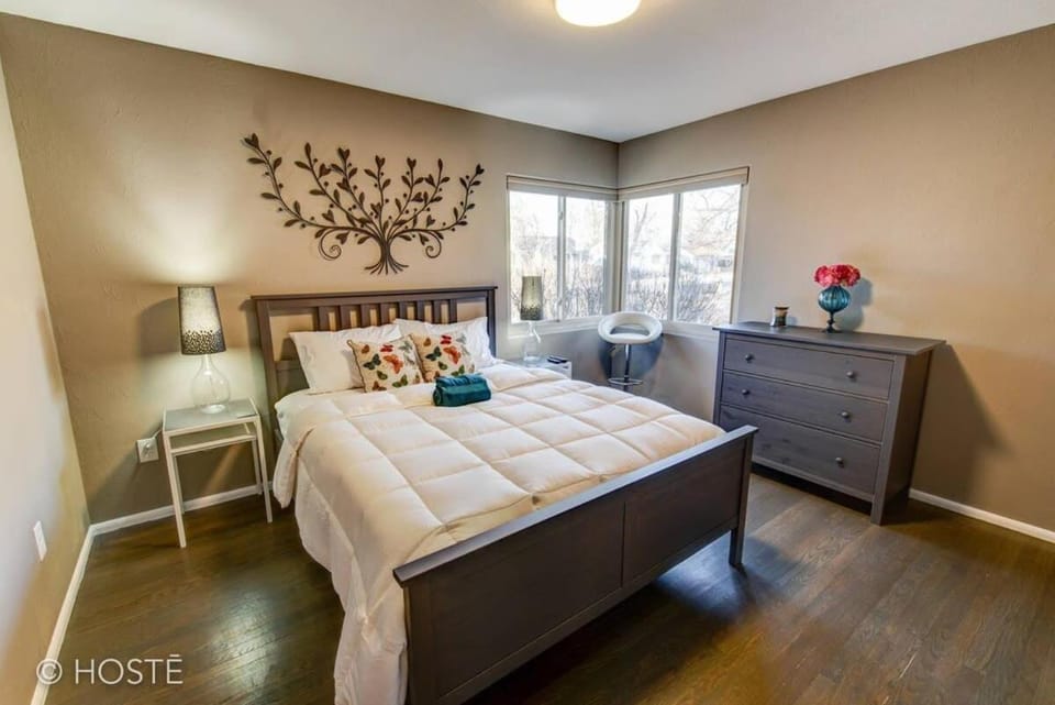 3BD Downtown Modern Home w Hot Tub & Grill House in Colorado Springs