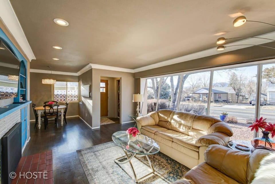 3BD Downtown Modern Home w Hot Tub & Grill House in Colorado Springs