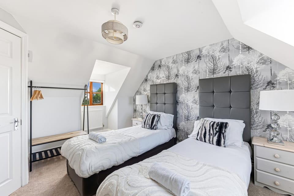 Loughton House • Prime Location • Driveway Parking • Smart TVs • Super-Fast WiFi • Yoko Property House in Aylesbury Vale