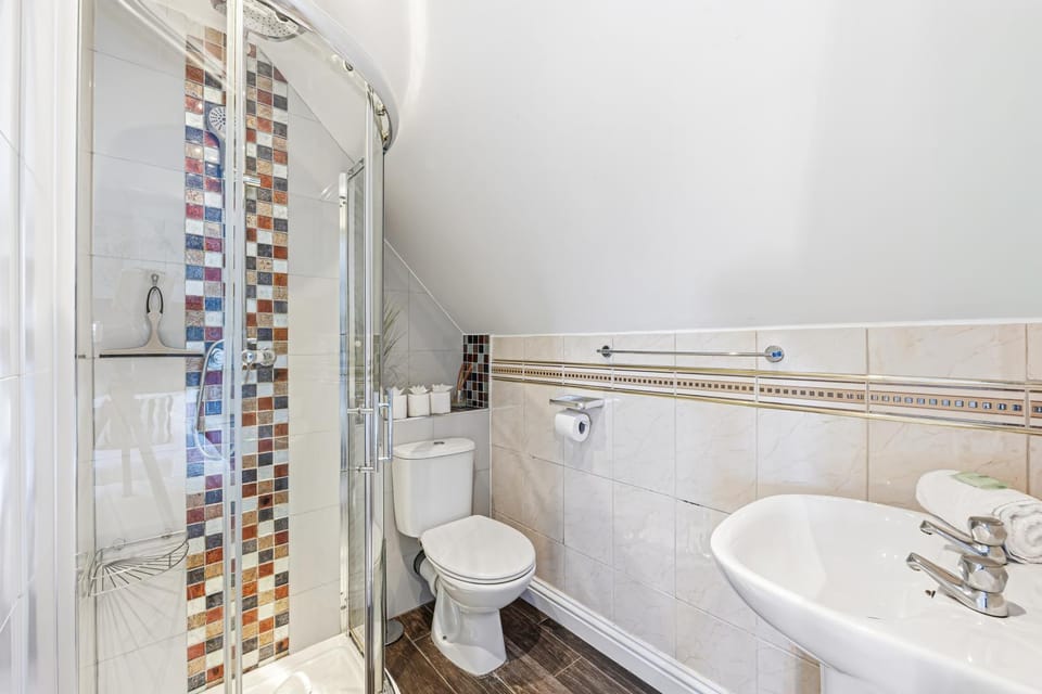 Loughton House • Prime Location • Driveway Parking • Smart TVs • Super-Fast WiFi • Yoko Property House in Aylesbury Vale