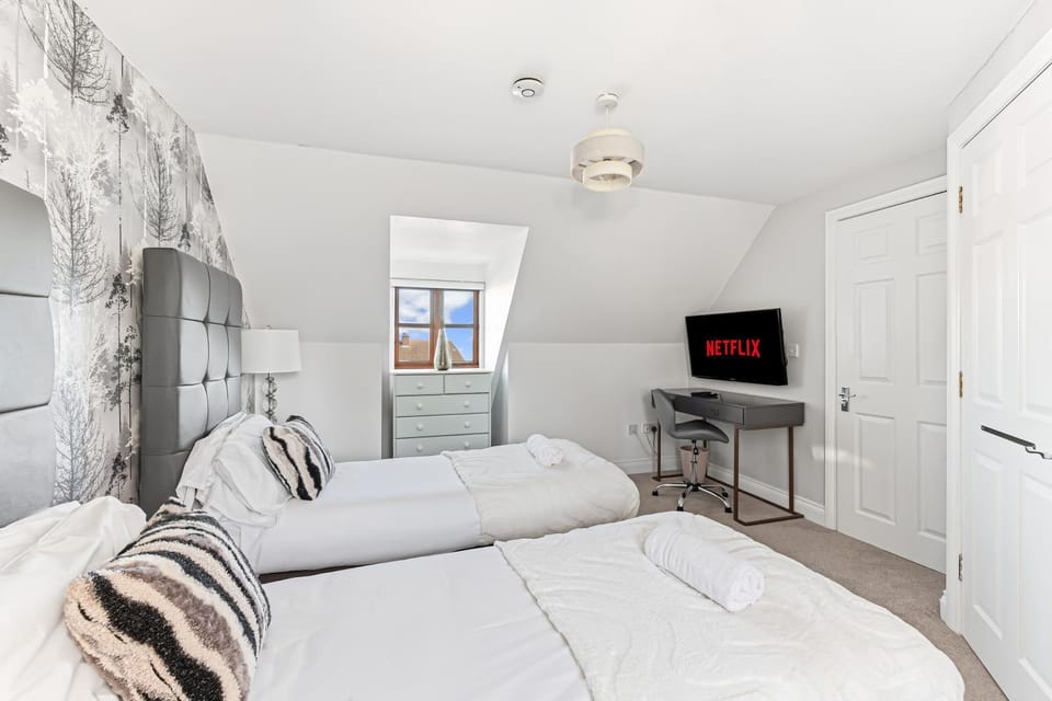 Loughton House • Prime Location • Driveway Parking • Smart TVs • Super-Fast WiFi • Yoko Property House in Aylesbury Vale