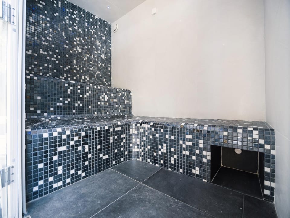 Steam room, Internal: Not applicable to any particular room