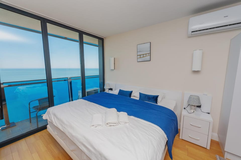 Bed, Natural landscape, Photo of the whole room, Bedroom, Sea view, towels, air conditioner