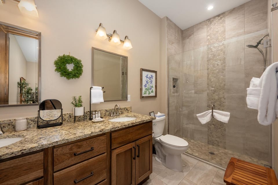 Shower, Toilet, Bathroom, towels