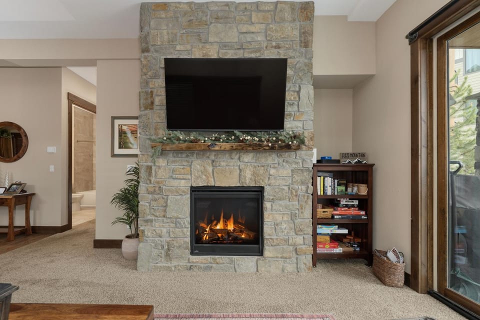TV and multimedia, Living room, fireplace