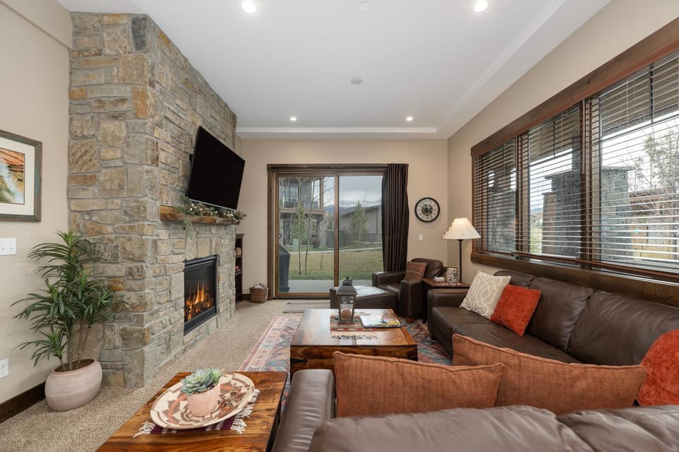 TV and multimedia, Living room, Seating area, fireplace, furniture