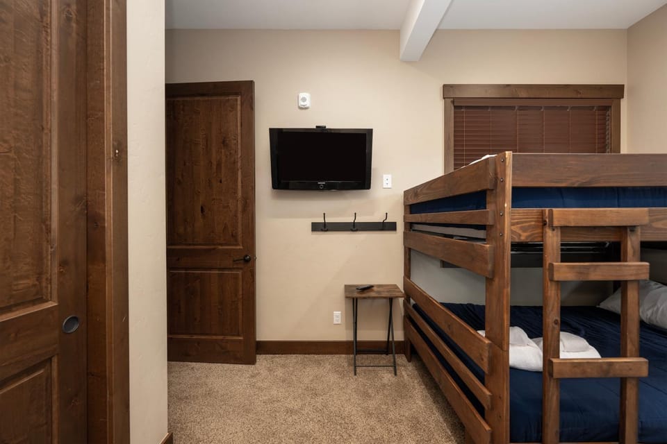Bed, TV and multimedia, Bedroom, bunk bed, furniture
