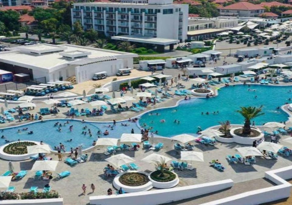 Property building, Nearby landmark, Day, People, Bird's eye view, City view, Pool view, Swimming pool, Location, group of guests, sunbed