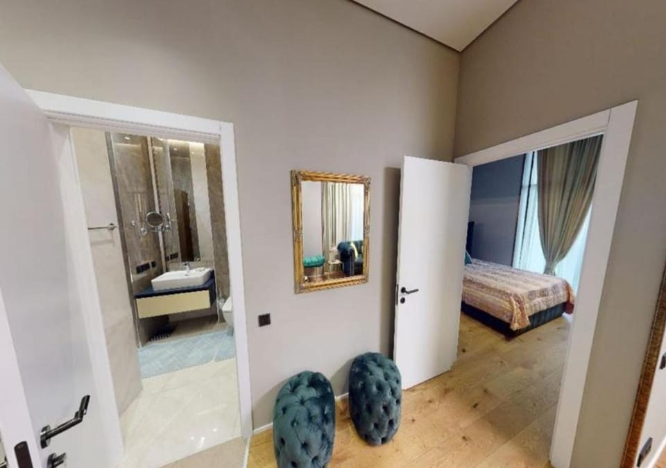 Shower, Bed, Bathroom, Photo of the whole room, Bedroom, towels