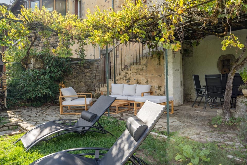 Patio, Day, Garden, Garden view, sunbed