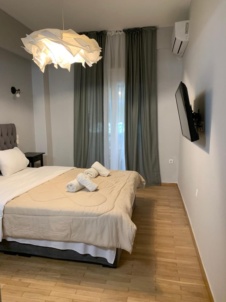 Bed, TV and multimedia, Photo of the whole room, Bedroom, towels, air conditioner