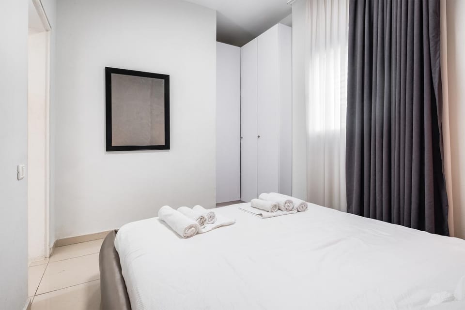 Premium 1BD apartment near the beach W/Balcony Apartment in Tel Aviv-Yafo
