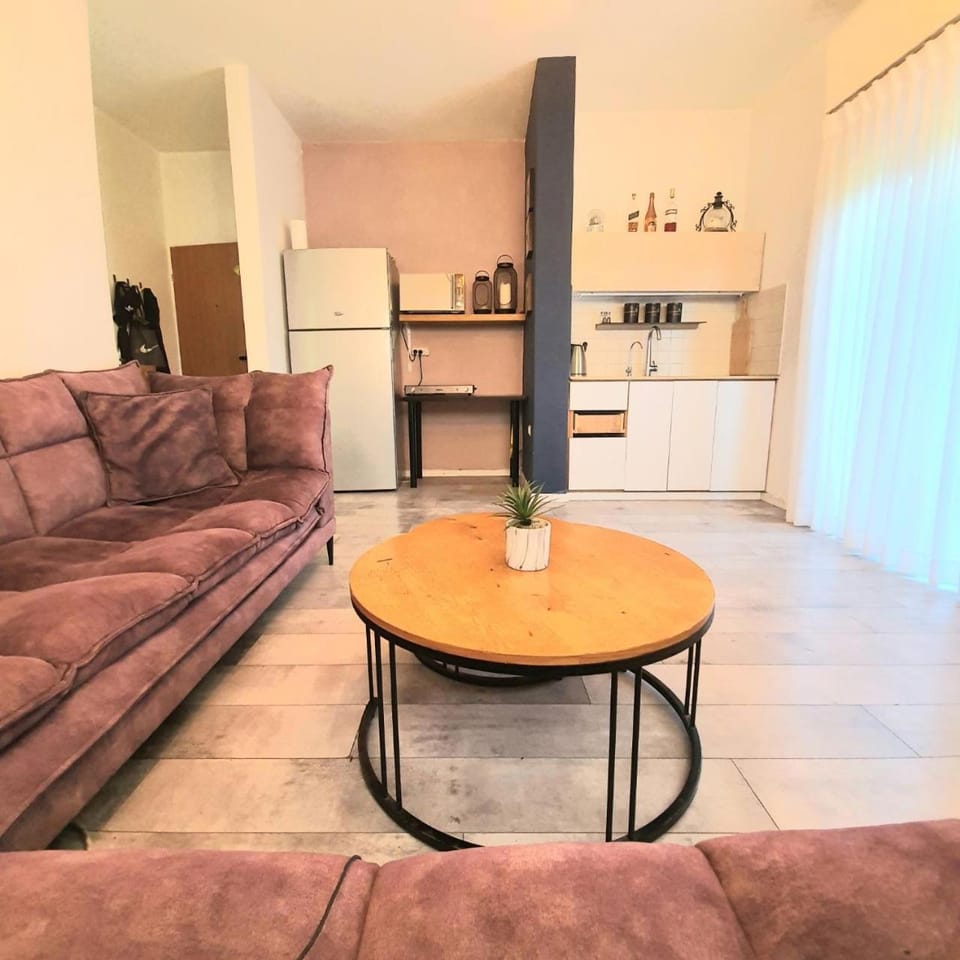 Kitchen or kitchenette, Living room, minibar