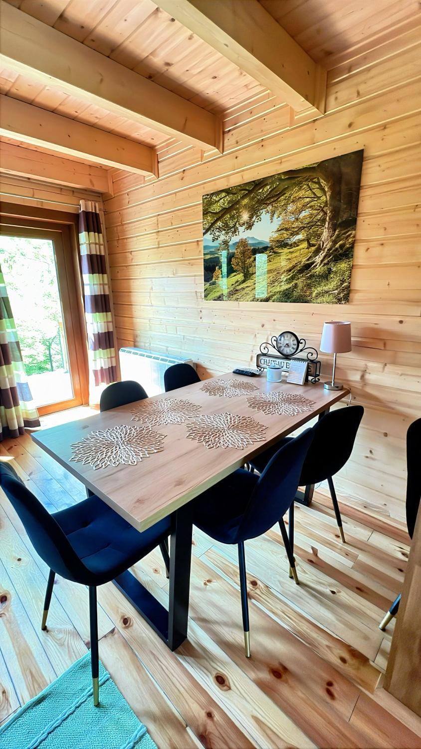 Property building, Living room, Seating area, Dining area, Breakfast