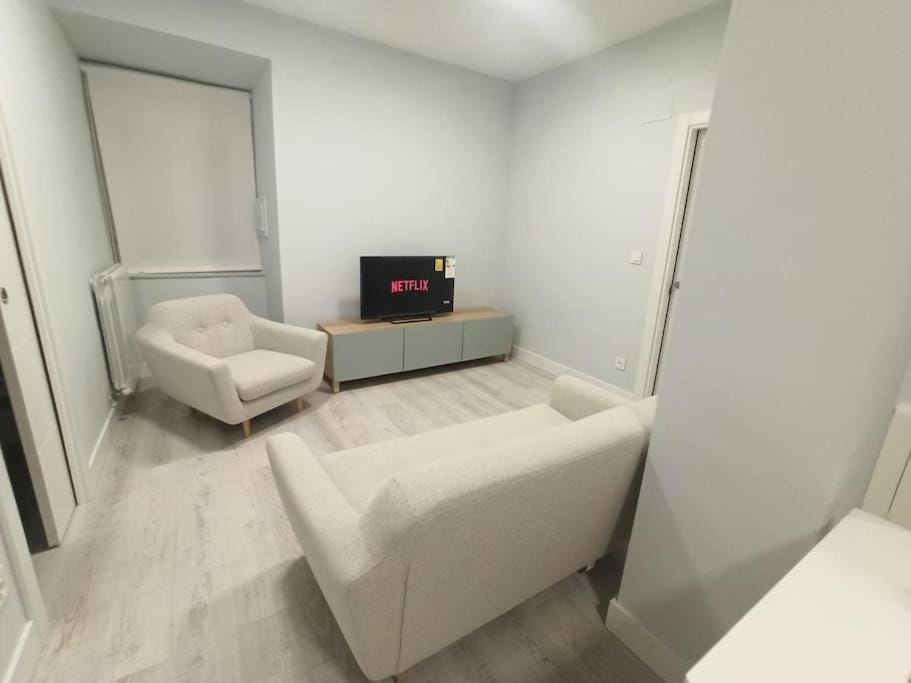 Communal lounge/ TV room, TV and multimedia, Living room, Seating area, Evening entertainment