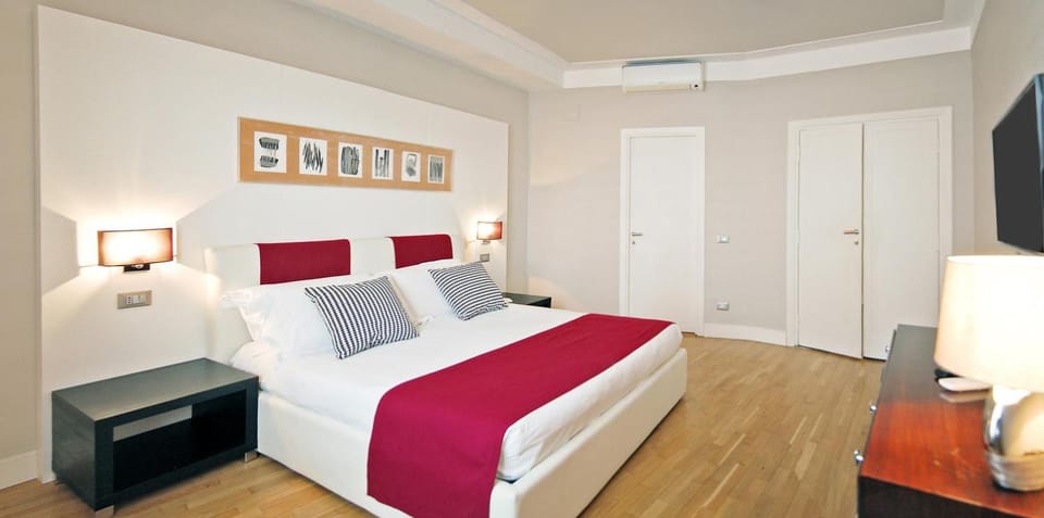 Bed, TV and multimedia, Photo of the whole room, Bedroom, wardrobe, air conditioner