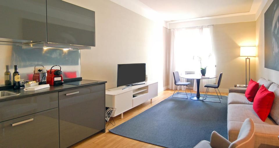 TV and multimedia, Coffee/tea facilities, Kitchen or kitchenette, Living room, Seating area, Dining area