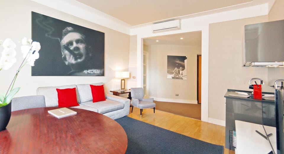TV and multimedia, Kitchen or kitchenette, Living room, Seating area, Dining area