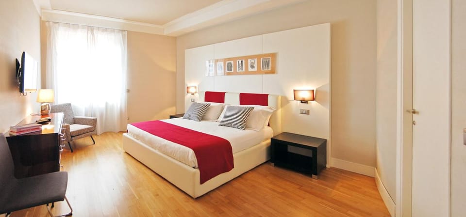 Bed, TV and multimedia, Photo of the whole room, Bedroom