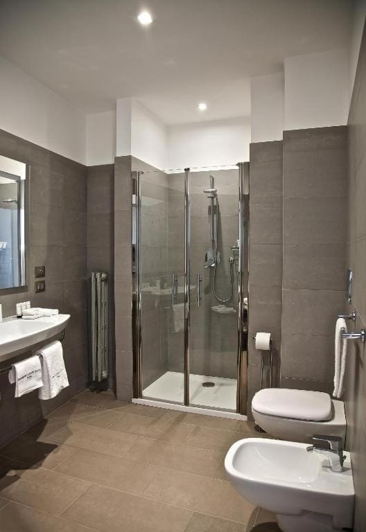 Shower, Toilet, Bathroom, bidet, towels