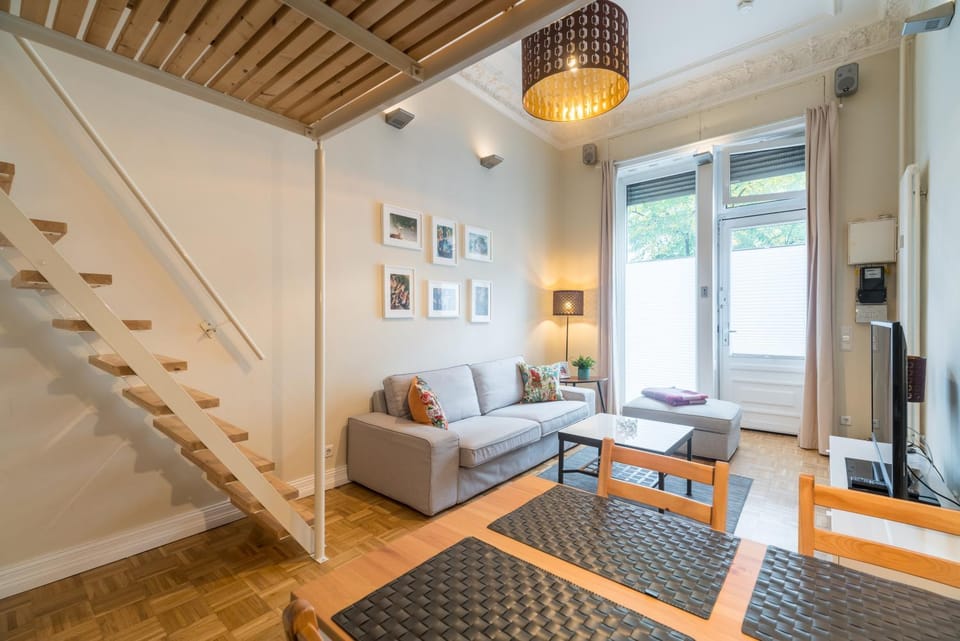 Seating area, bunk bed