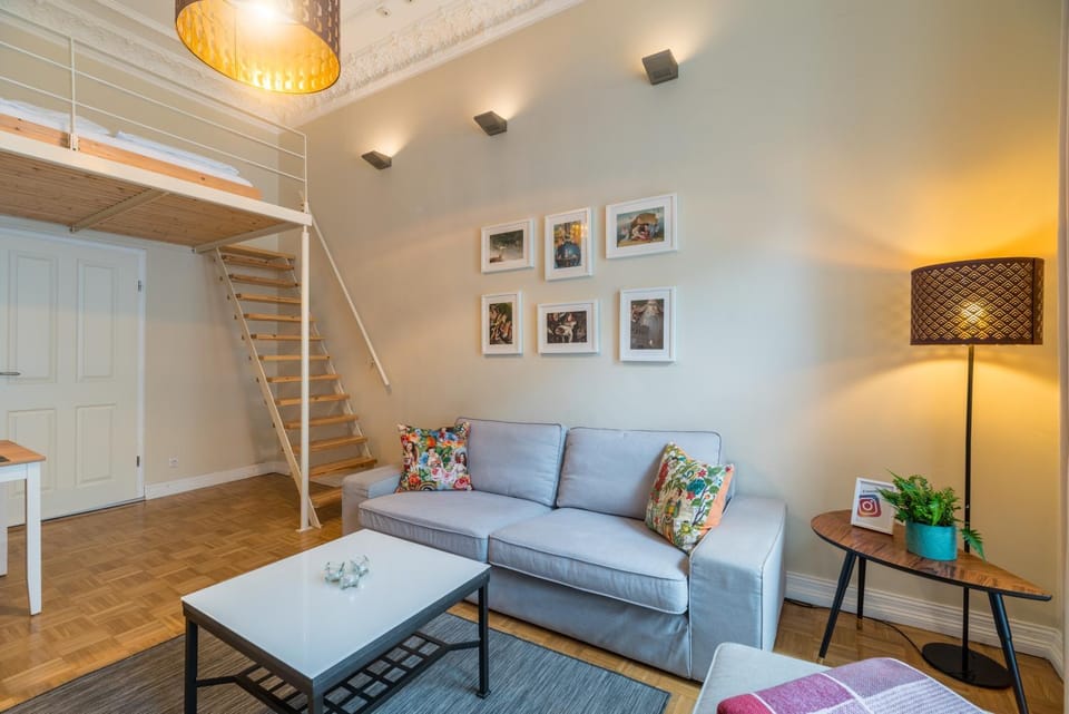 Seating area, bunk bed