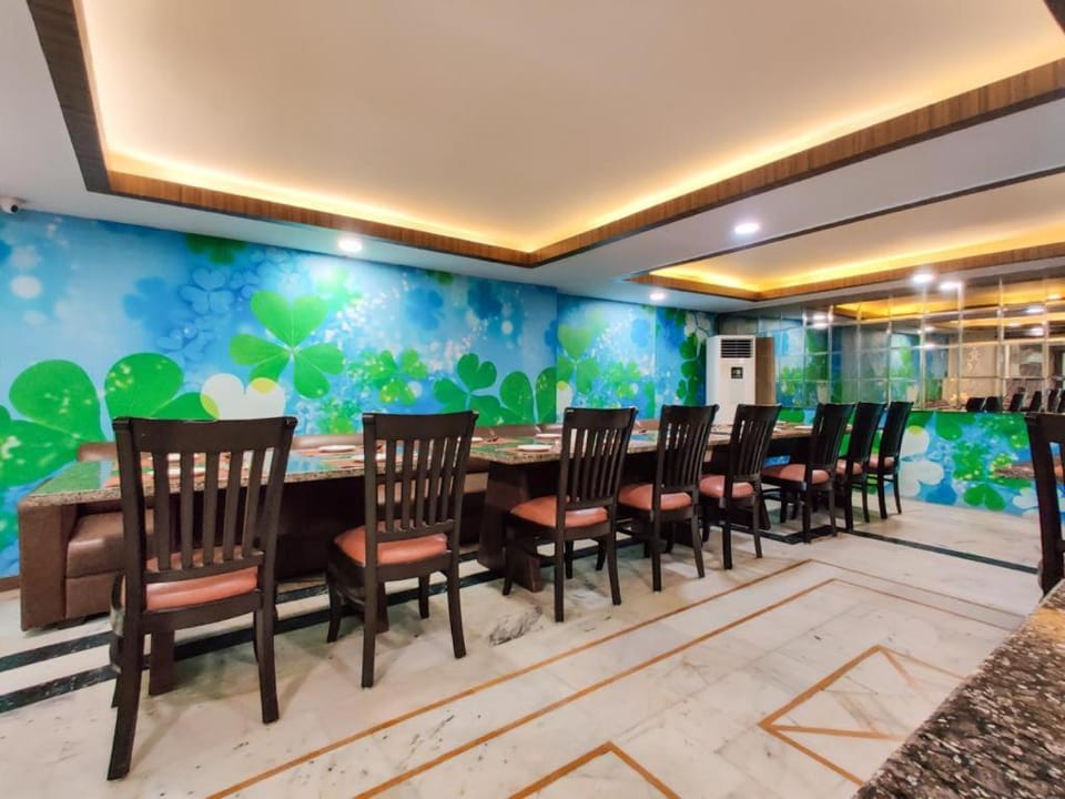 Restaurant/places to eat, Restaurant/places to eat, Living room, Banquet/Function facilities, Seating area
