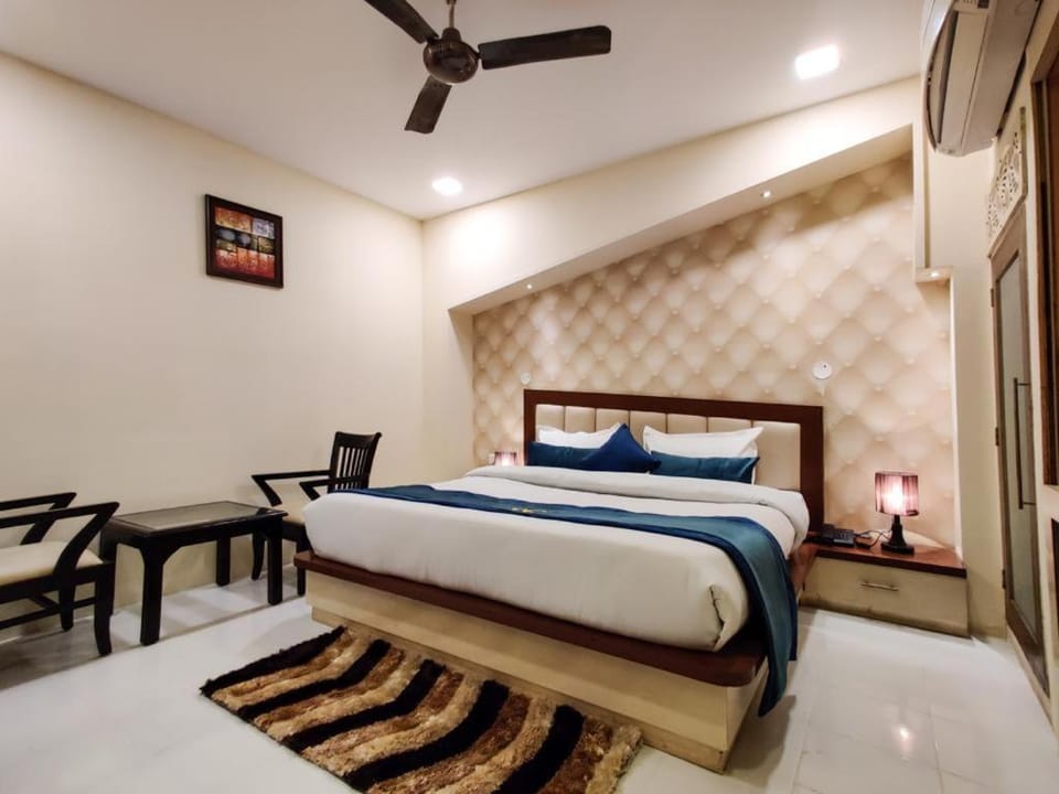 Bed, Living room, Photo of the whole room, Seating area, Bedroom, fireplace