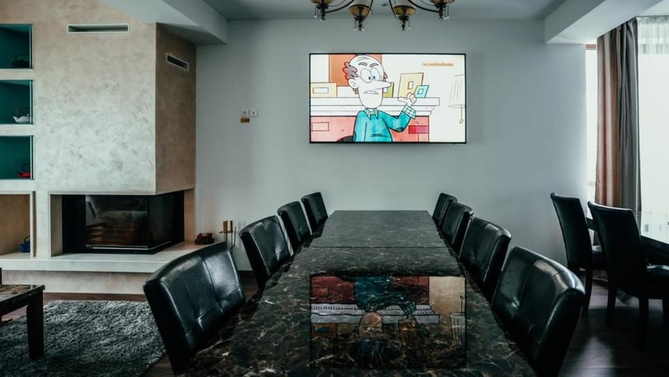 TV and multimedia, Living room, Seating area, Dining area