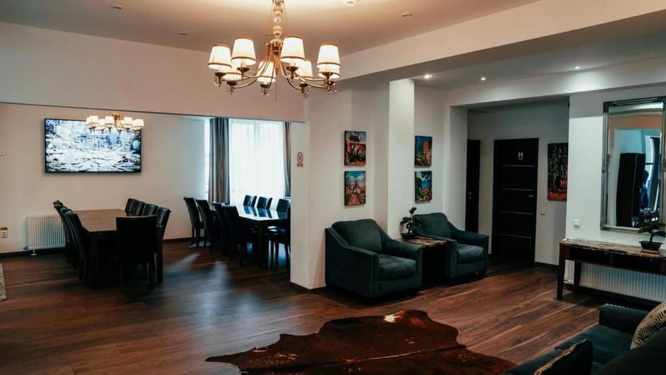 TV and multimedia, Living room, Seating area, Dining area