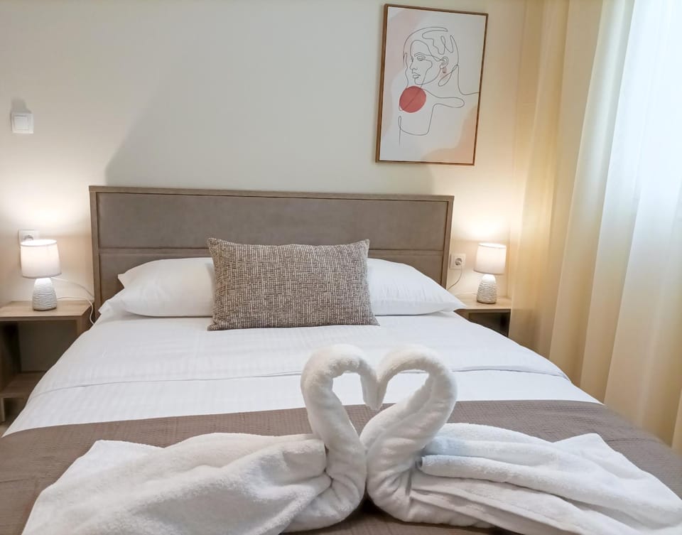 Bed, Bedroom, towels