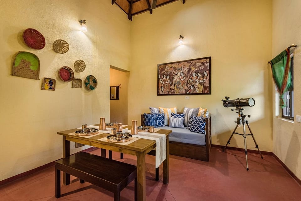 Living room, Food and drinks, Food and drinks, Seating area, Dining area, Food