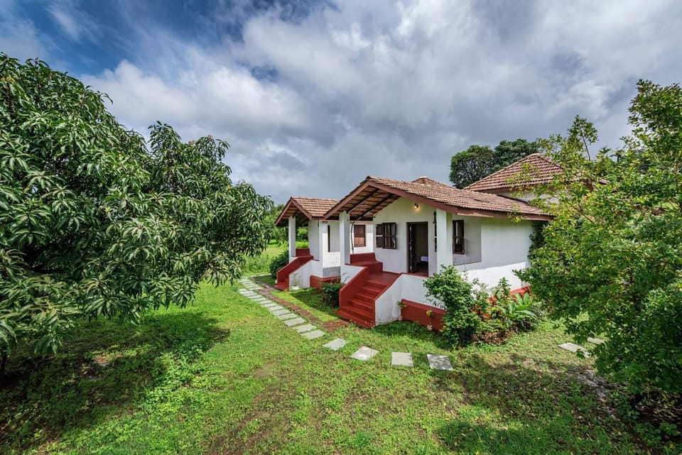 Property building, Spring, Day, Natural landscape, Garden, Garden view, Mountain view, Inner courtyard view