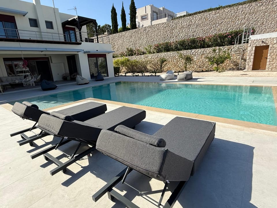 Property building, Day, Swimming pool