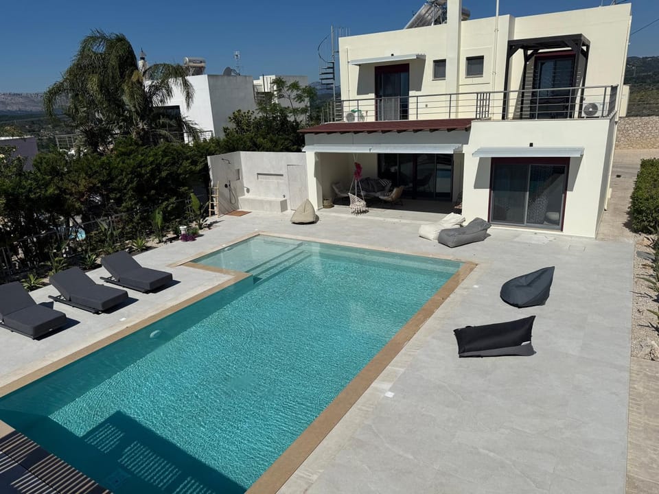 Property building, Day, Swimming pool