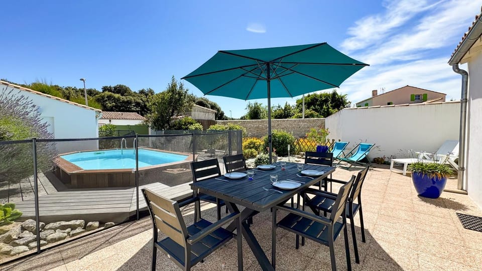 Property building, Patio, Balcony/Terrace, Balcony/Terrace, Dining area, Pool view, Swimming pool, sunbed