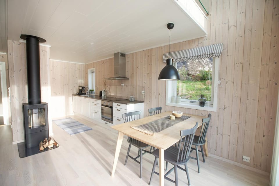 Coffee/tea facilities, Kitchen or kitchenette, Dining area, dishwasher, fireplace, oven, stove, kitchen